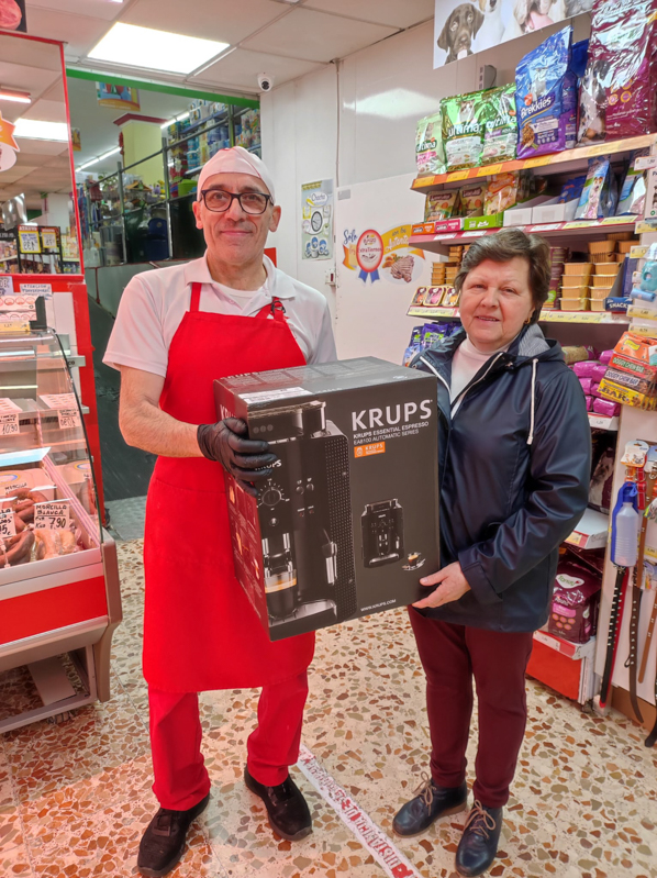 Nuestros clientes continúan recogiendo sus Regalos de los sorteos de Navidad 4